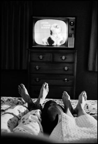 Cornell Capa © International Center of Photography USA. New York. Bronxville. 1959. Jack and Miriam in bed in Bronxville, watching Jack's show.